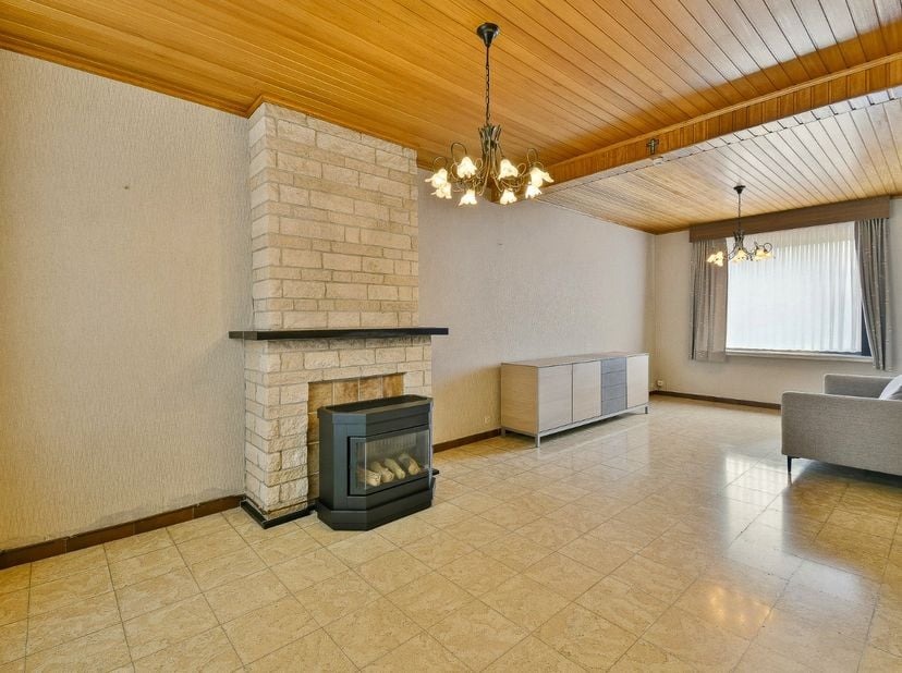 Deze op te frissen rijwoning biedt een uitstekende opportuniteit voor wie op zoek is naar een woning met potentieel die volledig naar eigen smaak kan
