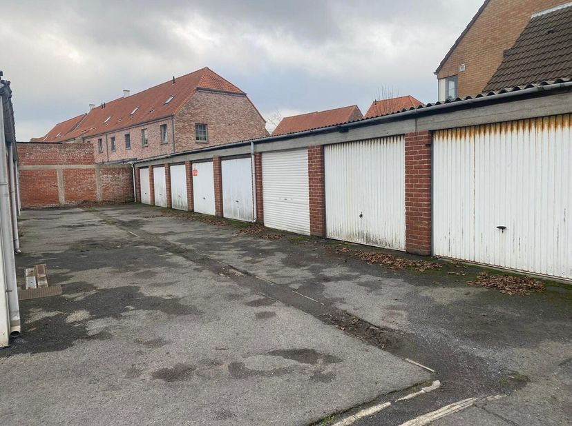 Garagebox te koop op ideale ligging dichtbij de winkelstraat, het station en de winkelstraten van Blankenberge. Gemakkelijk toegankelijk via een handm