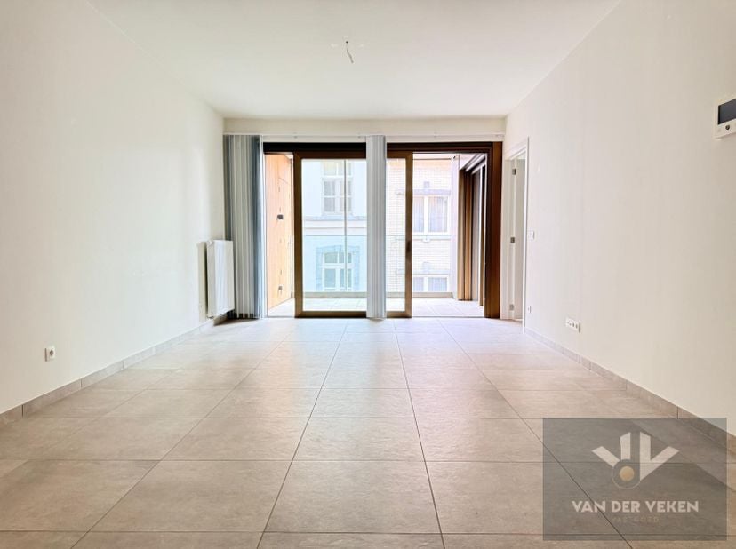 Deze serviceflat is onmiddellijk beschikbaar!&amp;nbsp;<br />
Basisprijs voor zorgen (verplichte bijdrage): € 24,98* per dag (maandelijks gefactureerd doo