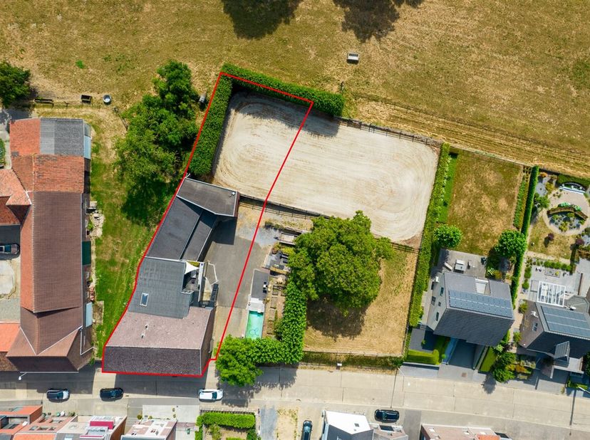 Droomt u ervan uw paarden aan huis te houden? Deze karaktervolle eigendom in het landelijke Herderen combineert comfortabel wonen met praktische paard