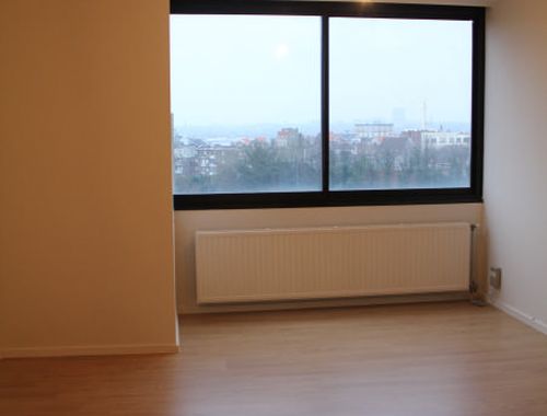                                         Studio avec coin lit à louer à Jette, € 820

