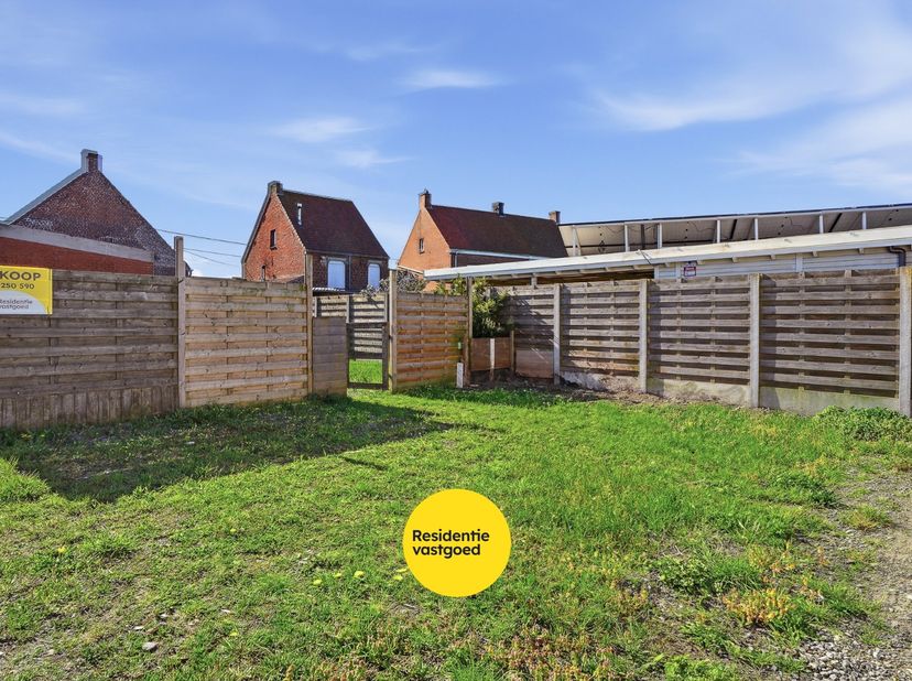 Op de hoek van de Veldstraat en de Torhoutbaan te Ichtegem bevindt zich deze hoekwoning met een bewoonbare oppervlakte van ca. 160 m², gelegen op een