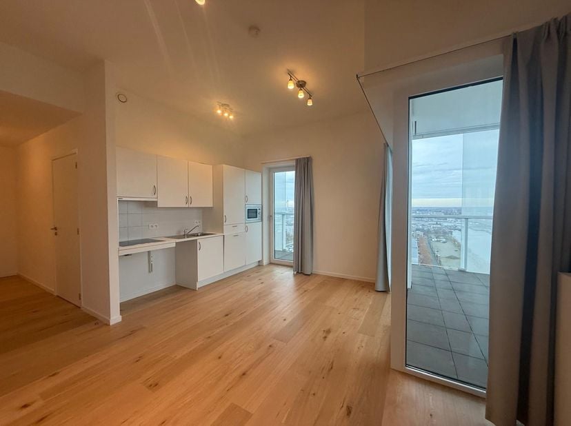 Quares - Group TREVI presenteert :<br />
Ontdek dit stijlvolle en lichtrijke 2-slaapkamerappartement met een warm parketvloer en een open keuken. De k