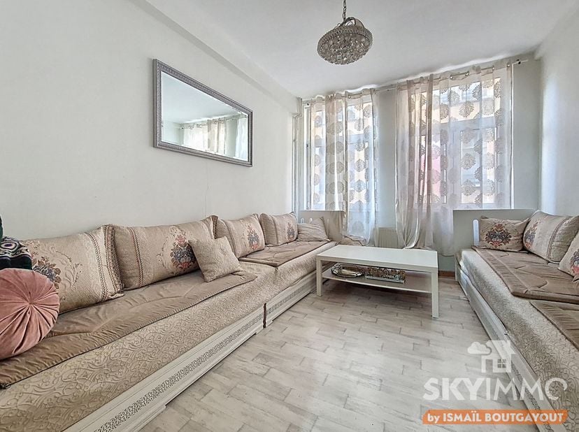 Skyimmo stelt u voor deze handelspand/woning met een netto-oppervlakte van ca. 140 m² (bruto PEB-oppervlakte: 151 m²), ideaal gelegen op wandelafstand