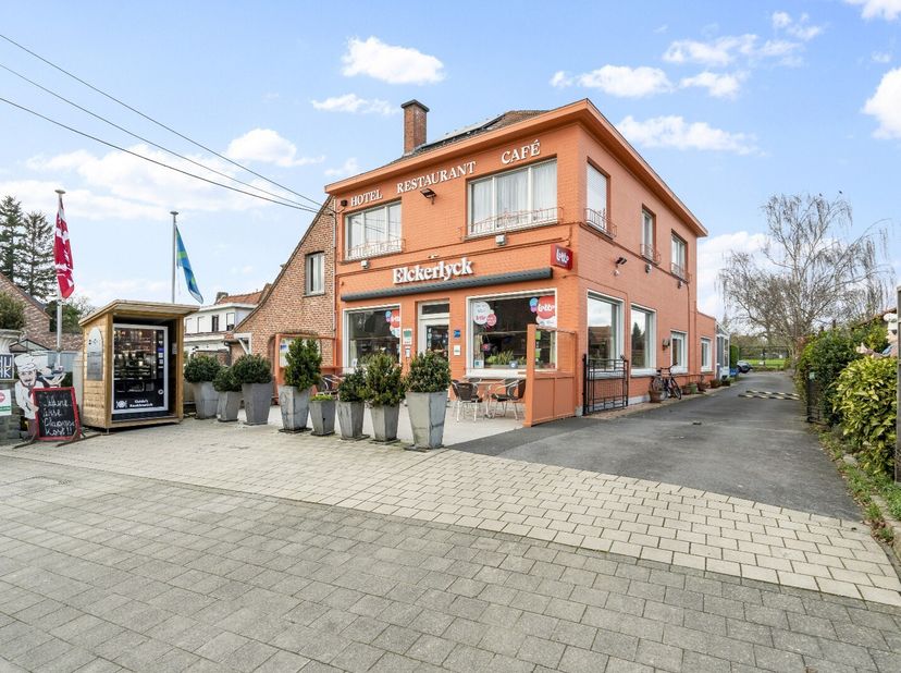 Hotel Elckerlyck biedt een uitzonderlijke opportuniteit voor ondernemers of investeerders die op zoek zijn naar een gevestigde uitbating in hartje Rol