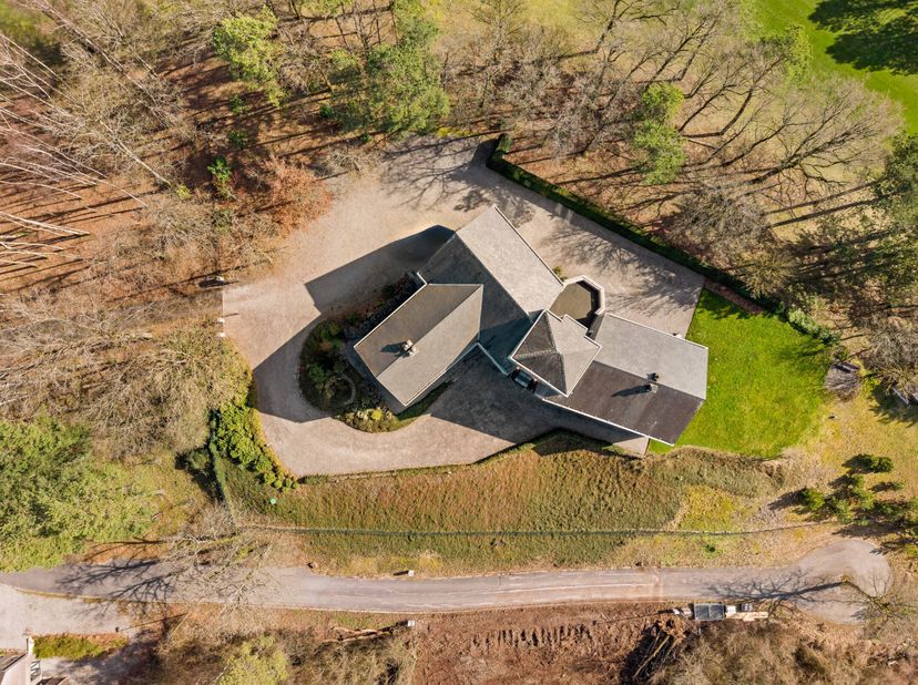 Durbuy Golf - Moderne villa met klassieke charme en wellnessruimte<br />
Gelegen in een exclusieve, groene omgeving en volledig omringd door de fairwa