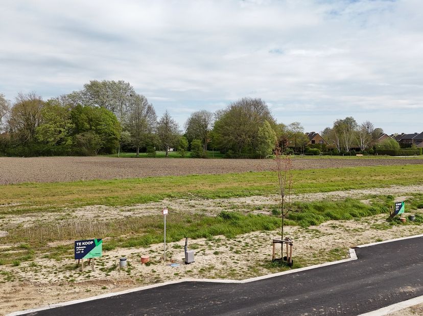 Langs de Hovaerestraat (rechts naast huisnummer 70) in Koekelare realiseren ze deze nieuwe verkaveling waar lot 2 te koop is. Je woont er op een boogs