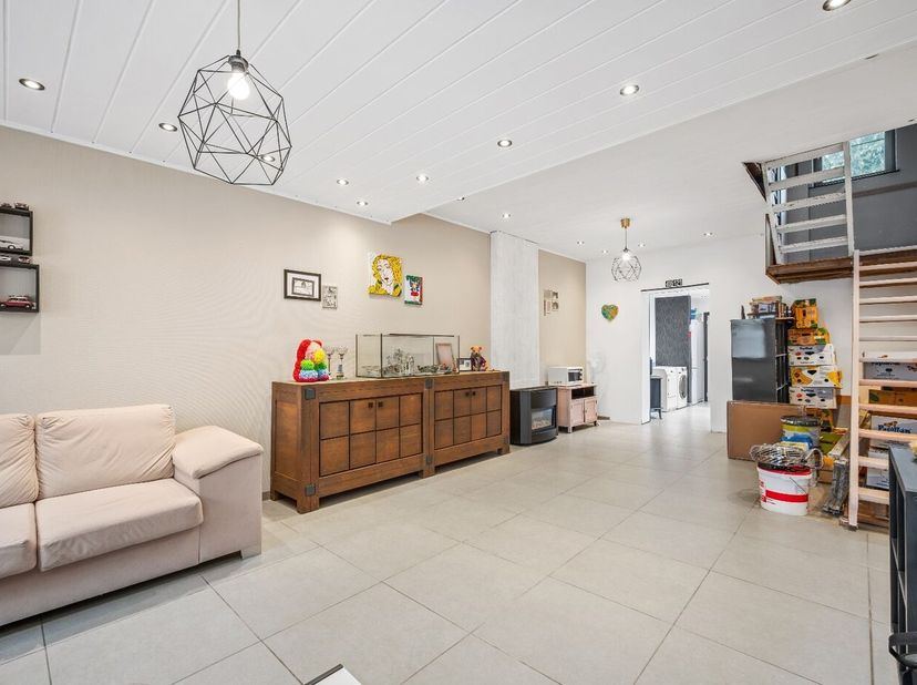 Deze rijwoning in Tienen heeft al het potentieel wat je nodig hebt voor een comfortabele en gezellige thuis. De woning beschikt over een ruime leefrui