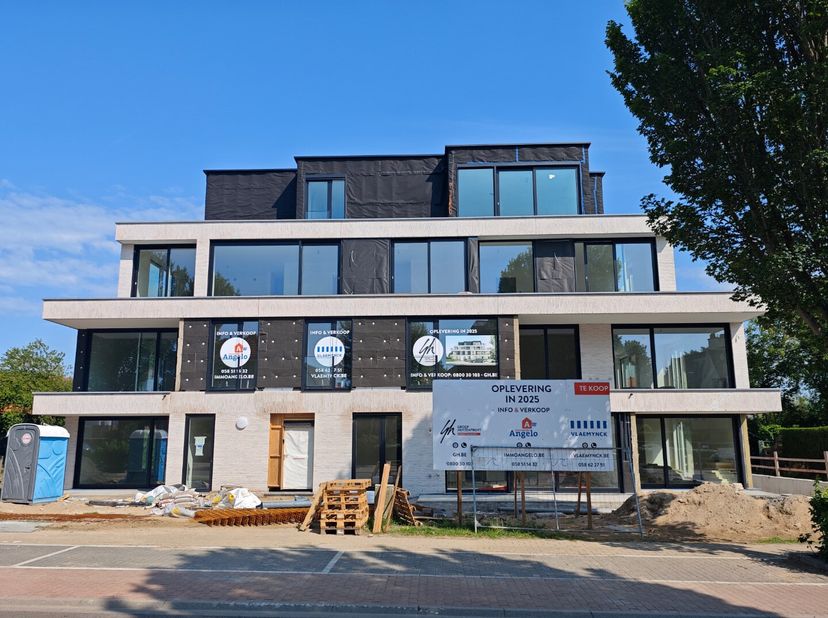 Résidence Les Moineaux est un projet de construction neuf situé au centre, entre la digue et la rue commerçante de Koksijde-Bad. L'aspect moderne du b