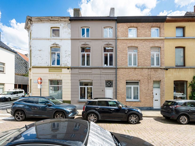 In de gegeerde Kunstenaarstraat, op een uitstekende locatie vlak bij het centrum van Gent, bevindt zich deze karaktervolle stadswoning boordevol poten