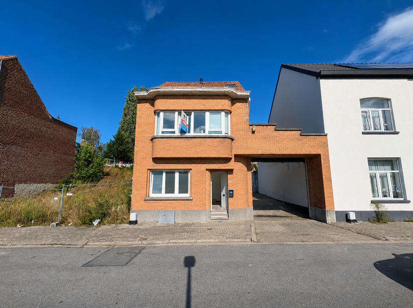 L'agence SKYIMMO vous propose cette spacieuse maison avec entrepôt et espace bureau, située à DIEGEM, offrant un fort potentiel résidentiel et profess