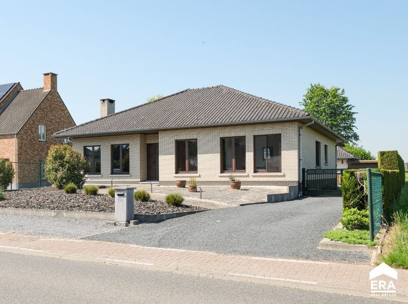 À vendre : grande maison ouverte à Halen, idéalement située près du centre, des écoles et des axes principaux. Construite en 1976, cette habitation de