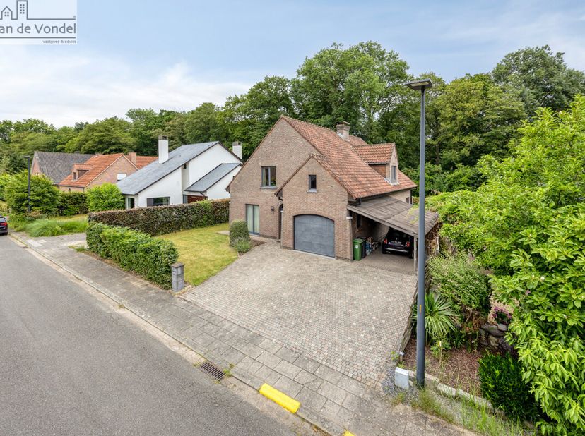 TOPLOCATIE !! Zeer rustig gelegen (doodlopende straat) en ruime villa met garage en carport, een grote oprit en een zonnige tuin te Erembodegem dorp.<