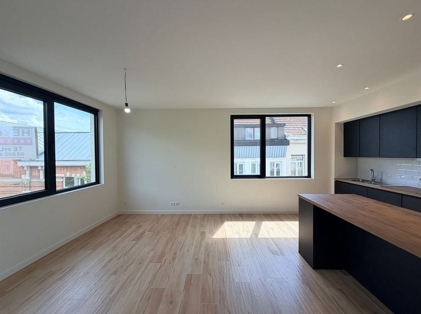 Ruim 1 slaapkamer appartement met gezellig terras!<br />
Ligging: Gelegen in de Seefhoek, vlakbij winkels, horeca, invalswegen en openbaar vervoer.<br