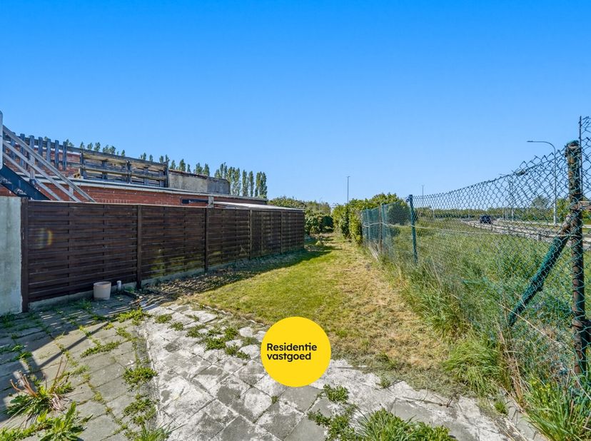 Deze hoekwoning in Zandvoorde (Oostende) met een perceel van 215 m² heeft 2 ruime slaapkamers en een derde kamer die dienst kan doen als bureau of log