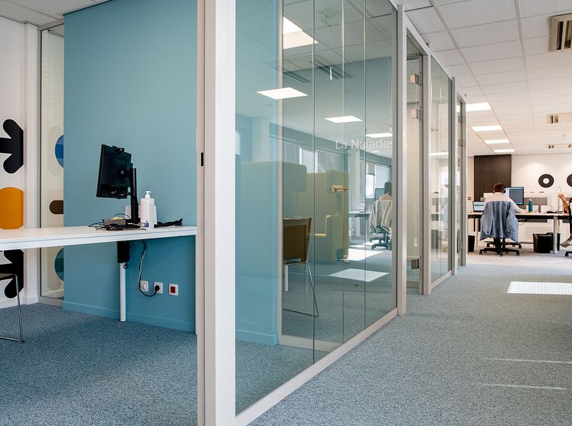 Lichte en moduleerbare kantoren te huur van 25 m² tot 1320 m² in een ideale, groene omgeving en een sfeer die een uniek en professioneel imago bevorde