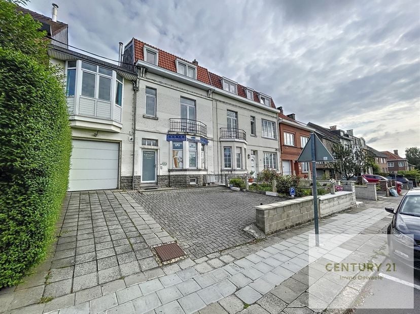 Dicht bij het centrum, aan een drukke weg, kantoor-/bedrijfsruimte in een kleine mede-eigendom (slechts 2 eenheden) met 2 parkeerplaatsen.