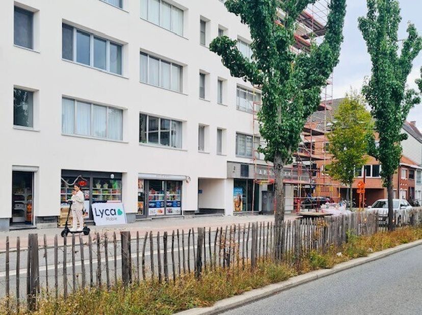 Dit mooi en ruim appartement, gelegen op de 2de verdieping, biedt alle comfort voor aangenaam wonen.<br />
Het appartement omvat een inkomhal, een ge
