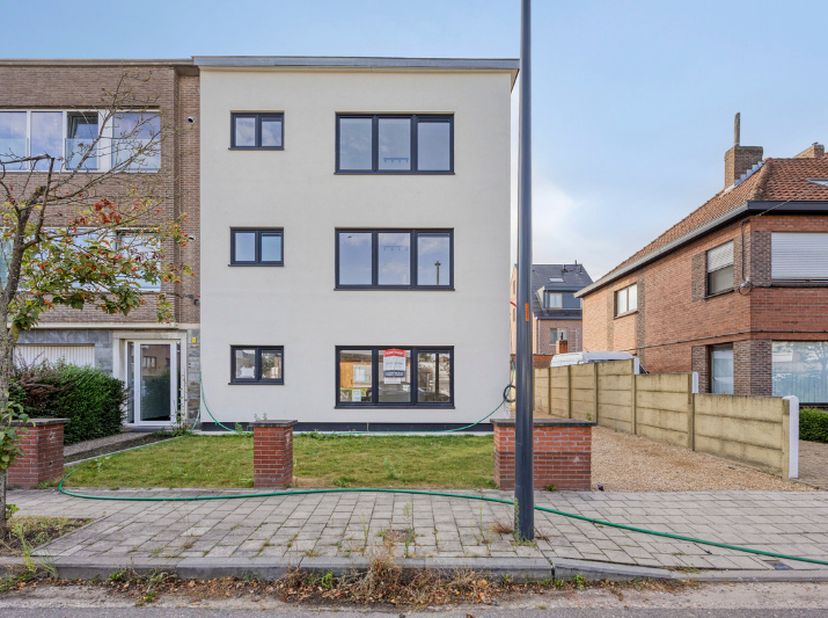 In een kleinschalige residentie met slechts drie appartementen bevindt zich dit bijzonder lichtrijke appartement op de eerste verdieping. Dankzij de h