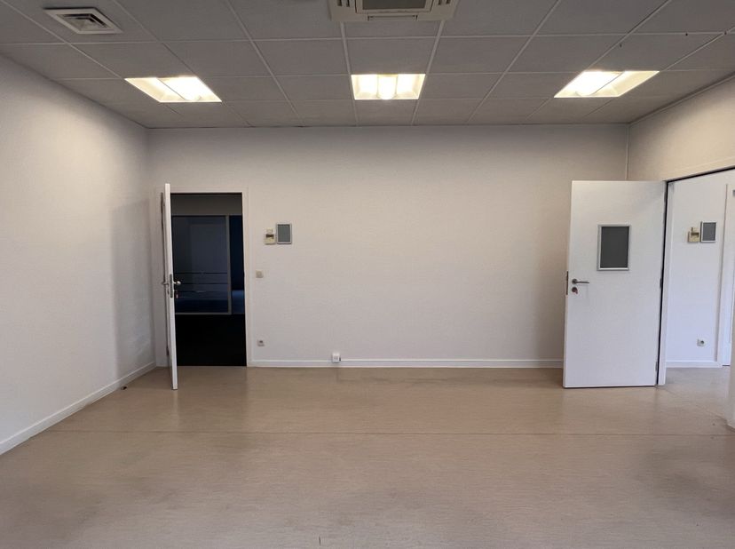Kantoorruimte in Hasselt – Trichterheideweg 11<br />
Compact, instapklaar kantoor van 29 m² te huur met veel lichtinval, privatieve airco/verwarming e