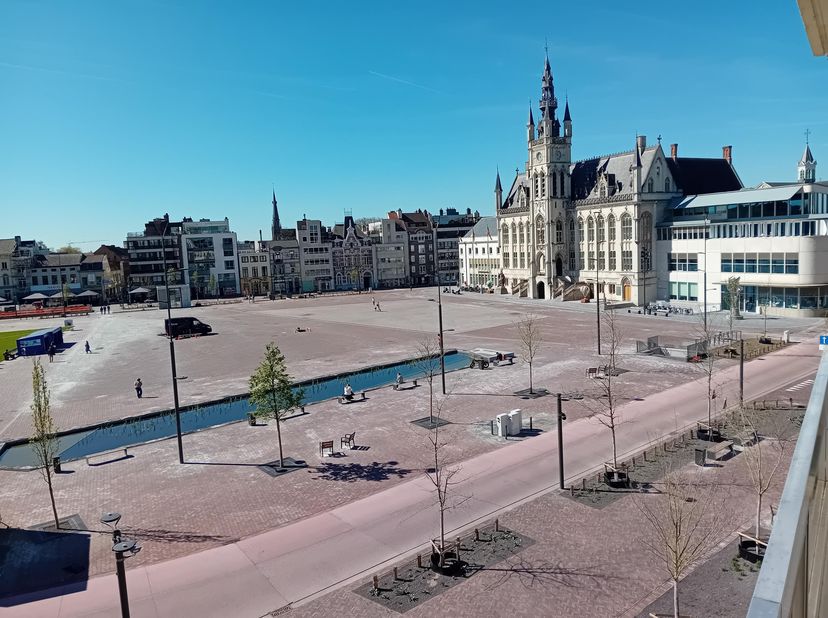 Ruim appartement met uitzicht op vernieuwde grote markt in Sint-Niklaas. Zeer rustig wonen, geen doorgaand verkeer. <br />
Bushaltes op 100 meter afst