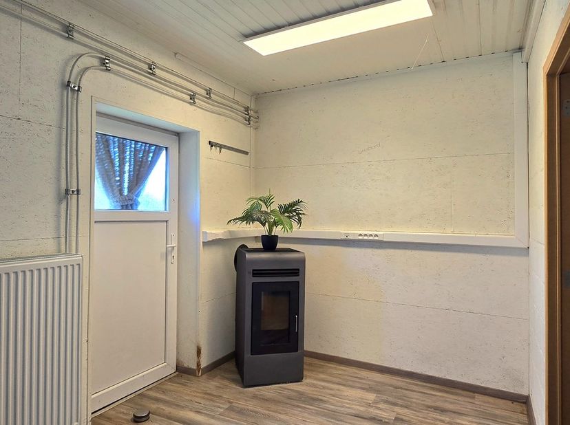 Renovatie project:&amp;nbsp; woning met kantoor en magazijnen te koop.<br />
<br />
Bel Tom (0468/09.81.97) voor een bezoek in te plannen.<br />
<br />
Be