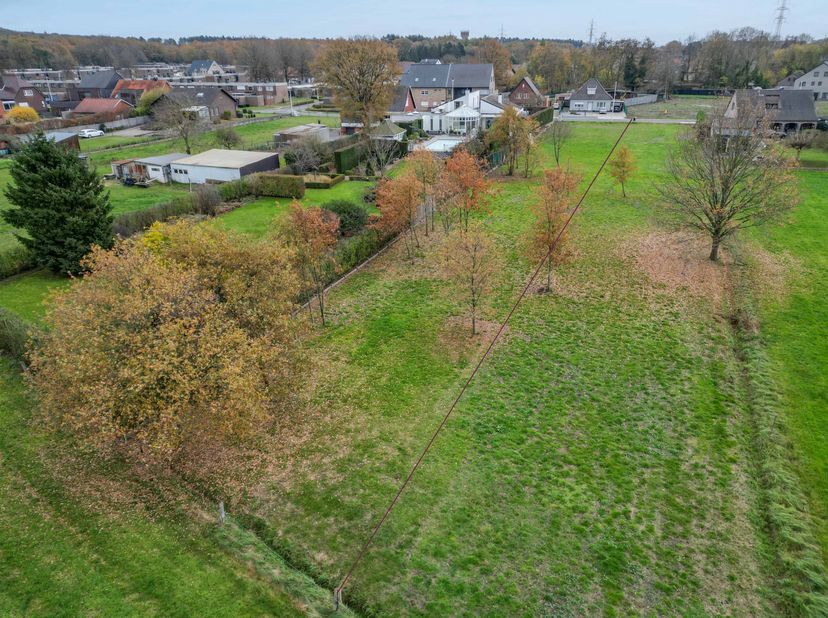 Ce terrain à bâtir situé à Zolder offre une opportunité unique pour réaliser une maison individuelle dans un cadre calme et verdoyant. Situé le long d