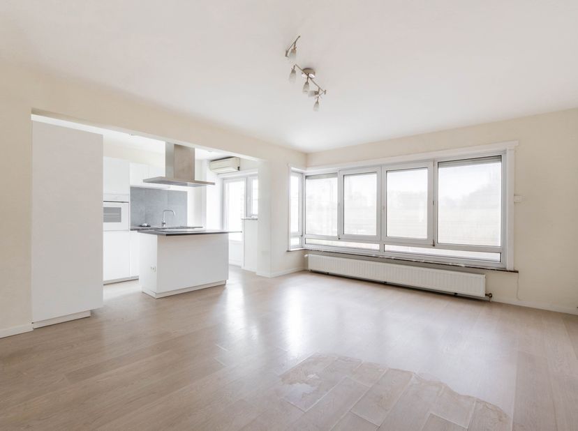 Ganshoren – Av. Charles-Quint 400, in een gebouw van 5 verdiepingen, appartement op de 1e verdieping (2 slpk./bureau/douchekamer) van ± 88 m² volgens