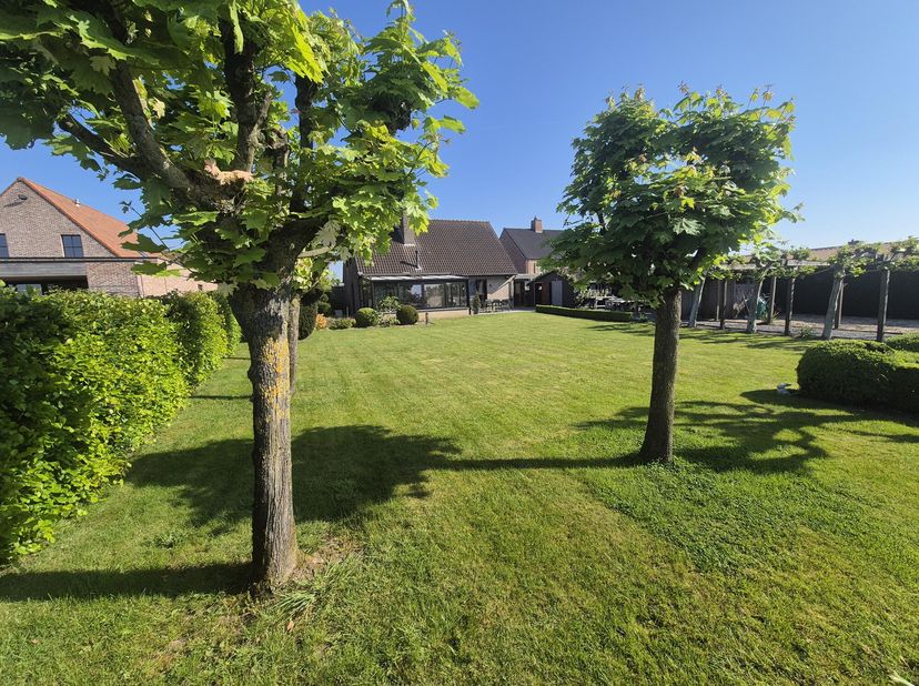 525.000 âÂ Deze uiterst verzorgde woning biedt de perfecte balans tussen residentieel wonen, landelijke rust en praktische opslagruimte. Dankzij de gr