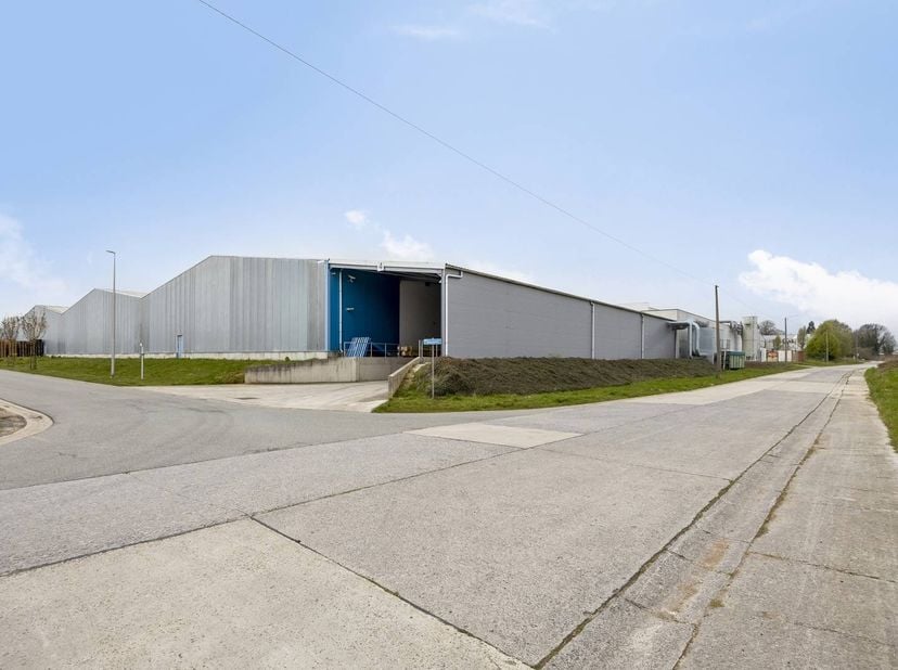 Deze casco (kantoor)ruimte van ca. 950 m² maakt deel uit van een recent en modern KMO-project gelegen aan de Ambachtsweg 14 te Gingelom, in de nabijhe