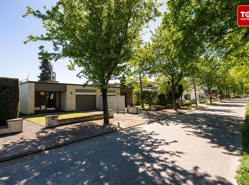 Welkom in deze verzorgde halfopen bebouwing op een rustige ligging in Evergem. Deze gelijkvloerse woning biedt een praktische indeling, veel lichtinva
