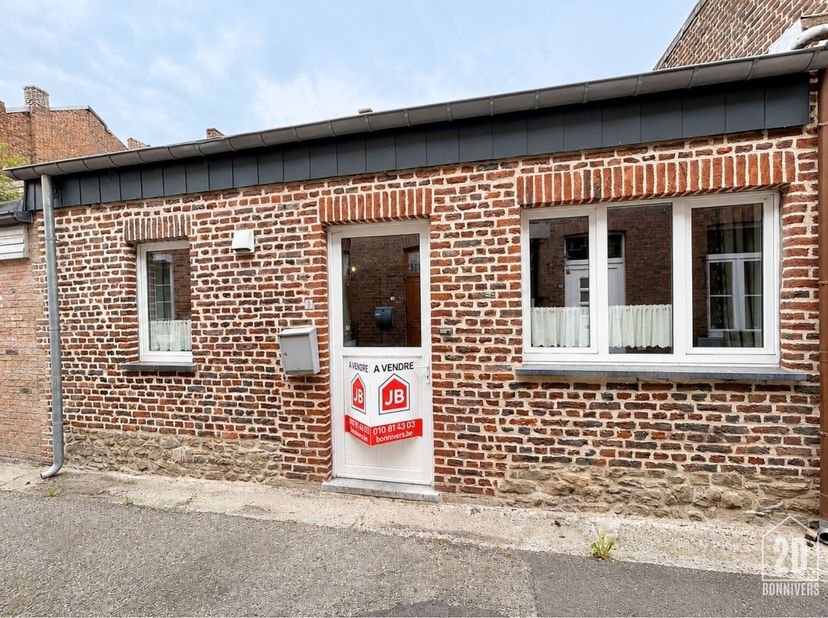 BONNIVERS-2D presenteert u een charmant gelijkvloers huis van ±58 m², met 1 slaapkamer, dat in 2008 volledig is gerenoveerd en een functionele indelin