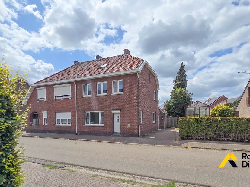 In een rustige straat net buiten de kleine ring rond Bree ligt deze toffe gezinswoning op een perceel van 289m². Toekomstgericht heeft het pand&amp;nbsp;e