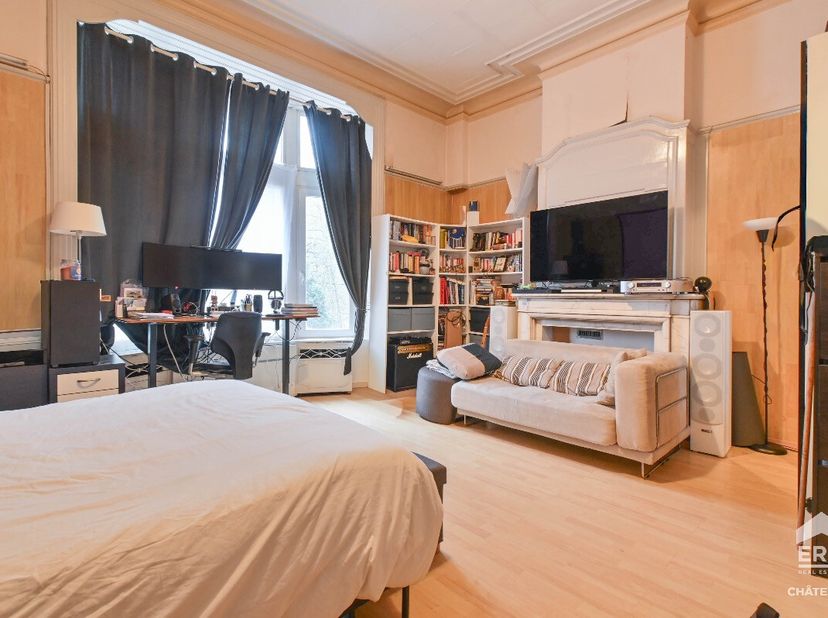 ERA Châtelain presenteert u dit appartement op de eerste verdieping van een klein appartementencomplex met 3 woningen en lage gemeenschappelijke koste