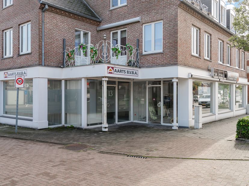 Het handelspand gelegen in de "Residentie STADSWAAG" op het gelijkvloers langsheen de Stadswaag 13 te Hamont heeft een oppervlakte van 66 m2. Het pand