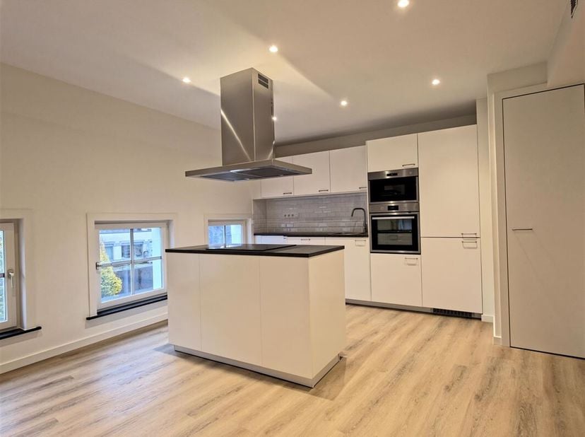 Superbe appartement 2 chambres dans le centre-ville de Péruwelz<br />
Composition : Hall d'entrée donnant sur un grand séjour avec cuisine équipée (fr