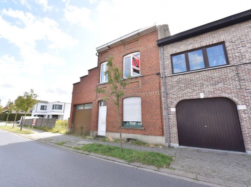 WONING MET NAASTGELEGEN GROND<br />
<br />
Te renoveren halfopen woning met garage, kelder en zolder en naastgelegen grond met serres gelegen in woong