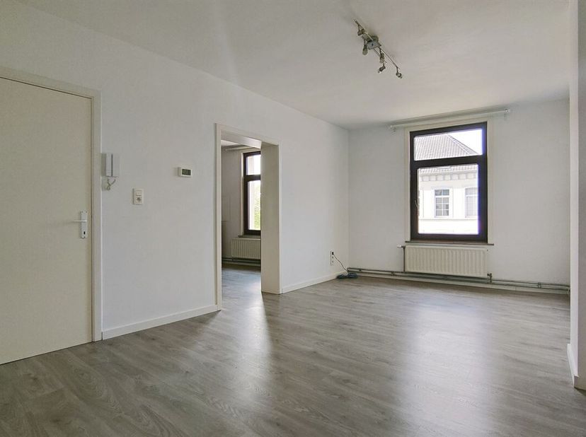 Henro-immo vous propose cet appartement situé au 2ème étage (sans ascenseur)  dans une copropriété calme, à proximité du Centre hospitalier de Tournai