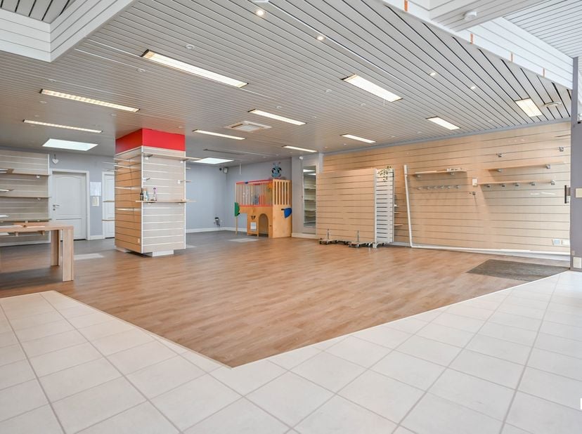 Deze verder op te knappen handelswoning is gelegen op een perceel van ca. 288 m², in het commerciële hart van de stad, op wandelafstand van de Grote M