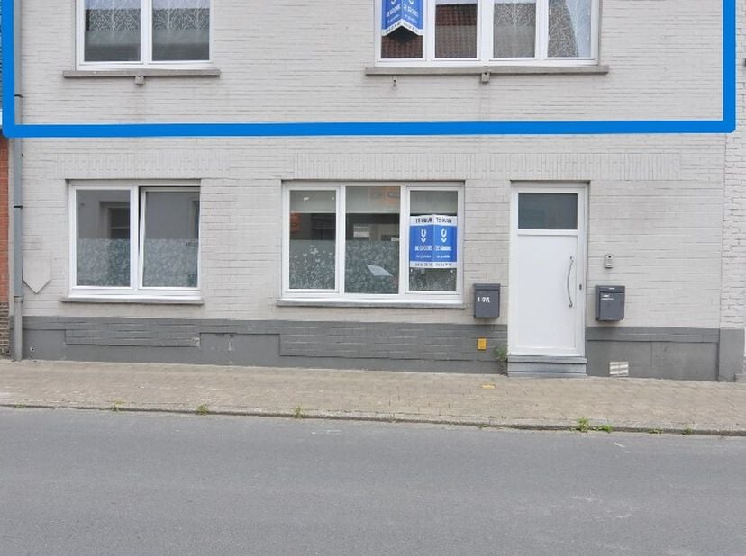 Appartement lumineux situé au premier étage d'une habitation du centre de Sint-Denijs.<br />
L'appartement comprend un hall d'entrée, un séjour spacie