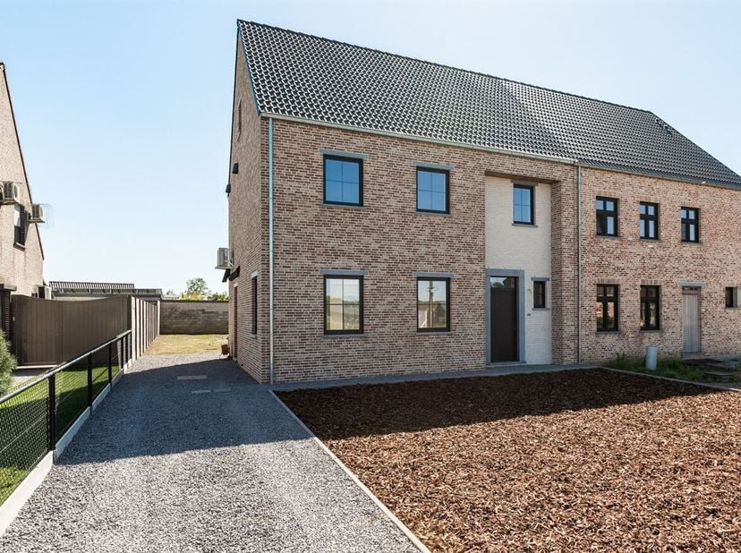 Ontdek deze afgewerkte halfopen nieuwbouwwoning, gelegen op een perceel van 514 m².<br />
Deze woning combineert modern comfort met duurzame technieke