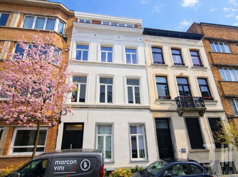Gelegen op een steenworp afstand van het Fernand Cocq-plein en op enkele minuten van Flagey, in een rustige straat, op de begane grond van een klein a