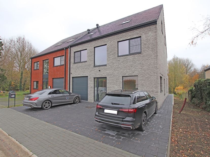 Maison neuve très spacieuse et économe en énergie avec de belles vues à Huldenberg. <br />
Rez-de-chaussée: hall d'entrée, toilette séparé, bureau, sp