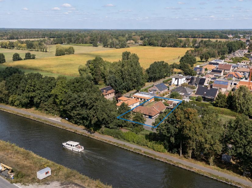 Op een bijzonder aangename locatie aan de rand van Ravels, vlak bij de dijk van het kanaal Dessel–Schoten, bevindt zich deze verrassend ruime en uiter