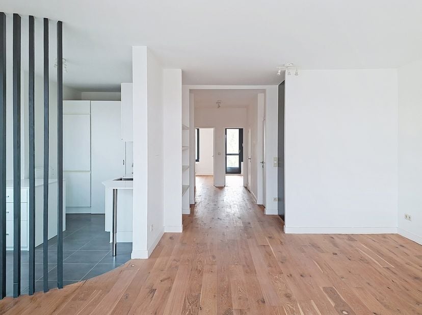 Fris, lichtrijk en jong ingericht appartement op de 2de en tevens bovenste verdieping van een klein appartementsblokje, bereikbaar met lift. Het appar
