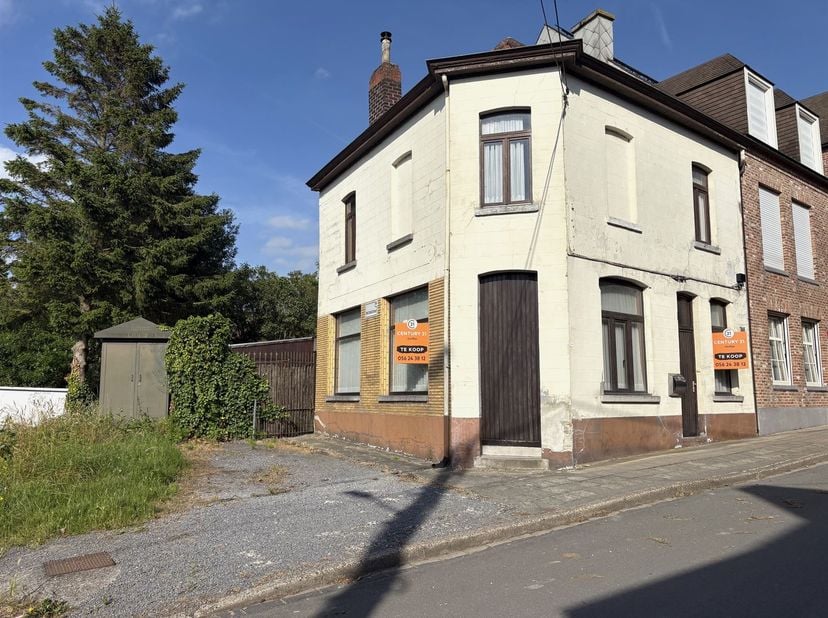 VERBOUWPROJECT OP EEN BIJZONDERE LOCATIE<br />
<br />
Deze half open woning kijkt nu uit naar een grondige aanpak.<br />
Mooie ruimtes bieden tal v