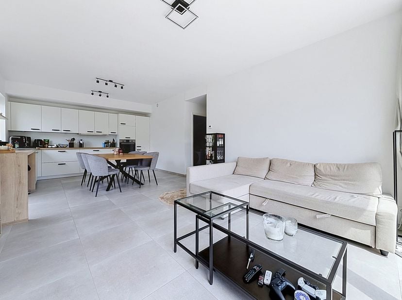 ( BATIMENT 19 ) APPARTEMENT N°11 au 2ème étage de ±97m²<br />
- Sas/Hall d'entrée de ±5m² sur carrelage,<br />
- WC indépendant de ±1m² sur carrelage,