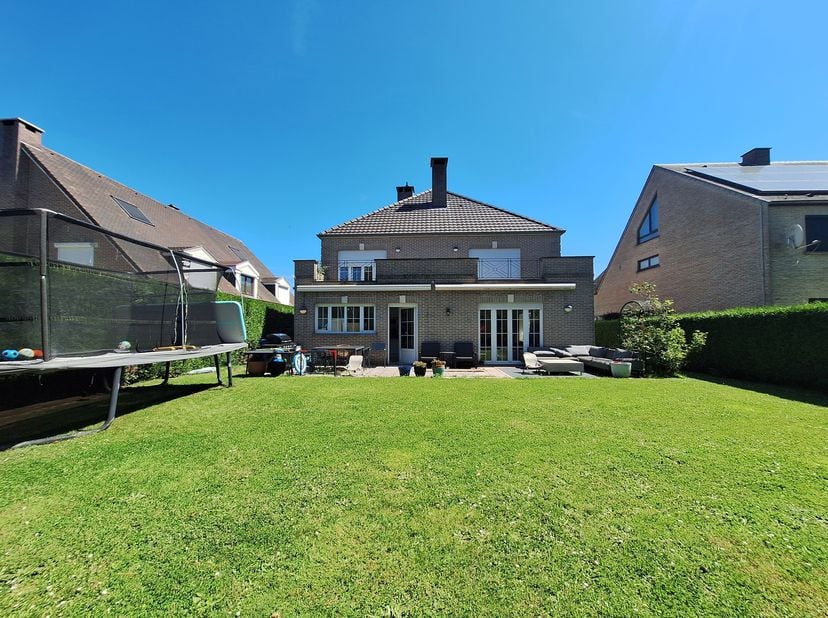 KRAAINEM, Dicht bij de metro, Charmante villa van 425m&amp;sup2; (5bed/4bath) terras, tuin garage. Het bestaat uit een grote hal met toilet en garderobe.