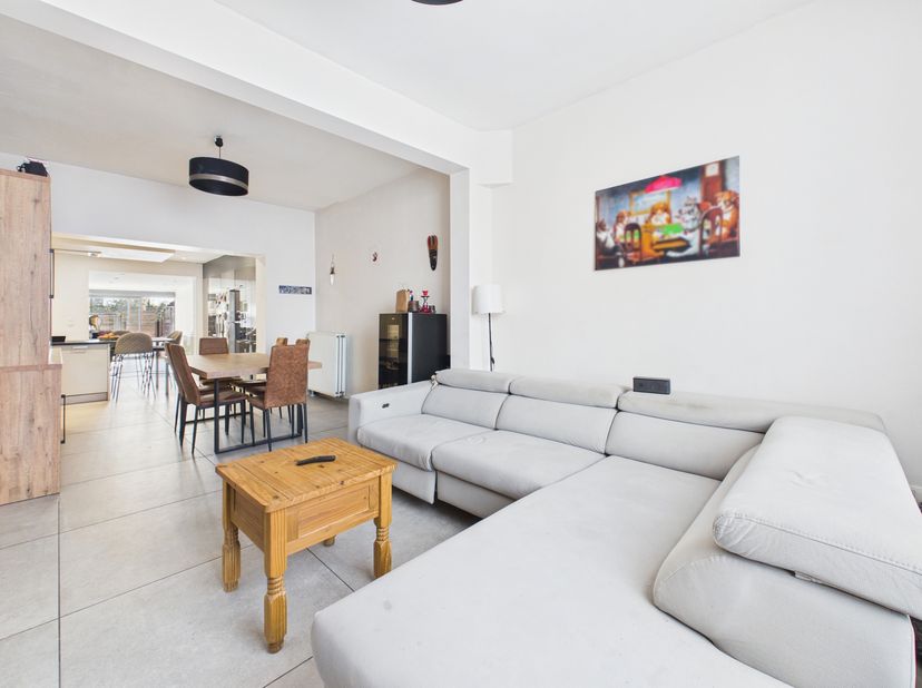 Deze charmante woning bestaat op het gelijkvloers uit een inkomhal die leidt naar een lichtrijke woonkamer, een gezellige eetkamer en een volledig uit
