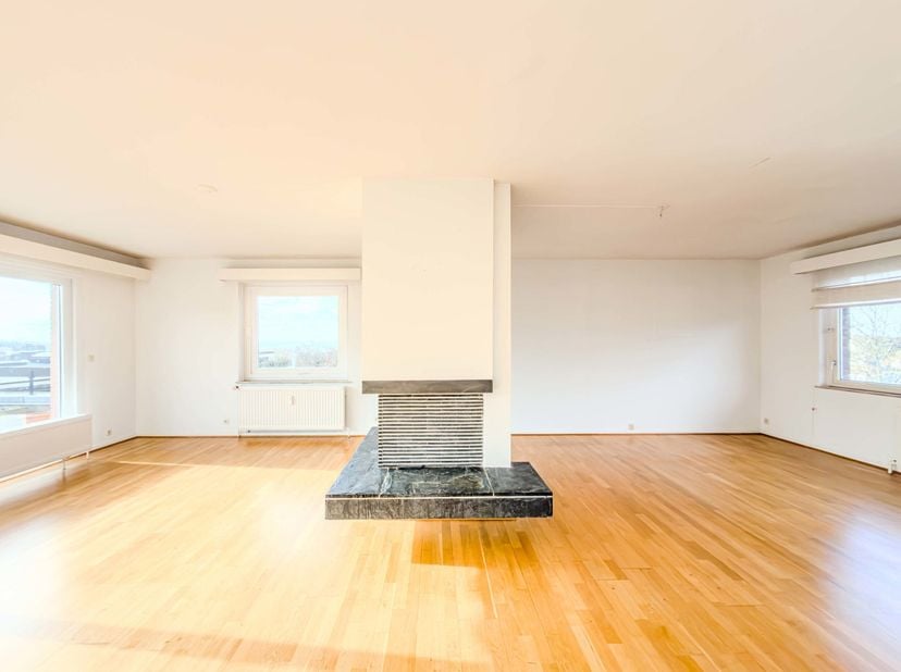 Op een steenworp afstand van het Vert Chasseur en het Bois de la Cambre biedt Trianon Invest dit prachtige, lichte penthouse aan, gelegen in het hart